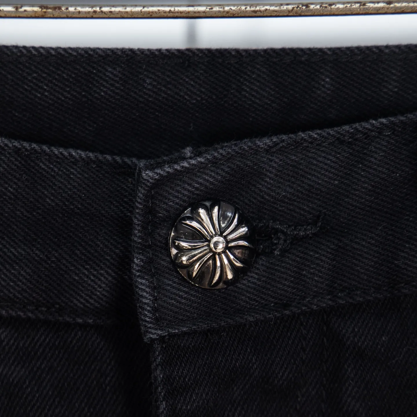 P260 Chrome Hearts Black Pants Sanskrit Red and White Patch Leather Jeans CH jeans need to be washed before being dismantled and then hand-stitched with sheepskin cross leather and then spliced ​​together. The whole piece has too many craftsmanship to explain. The patches are decorated with cross patterns and the high-waisted washed jeans! ! Absolutely high-end luxury products, god-level single products and super popular products, made with top heavy industry, a must-see magic weapon. Customized hardware. The fabric is thick and soft after washing. It has good breathability. Customized small leather label. Unique design. The details are simple and elegant, and the workmanship is exquisite. The entire trousers are neatly routed and the details are in place! It’s so cool that both men and women can easily control the genderless trend! Style number: 1872# Color: black Size: 28 30 32 34